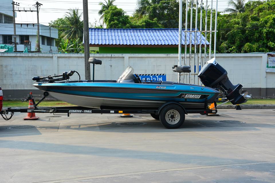 น้าไก่ กับ Stratos Bass Boat มารออยู่ก่อนแล้ว ครับผม !!!    :cool: :cool: :cool: