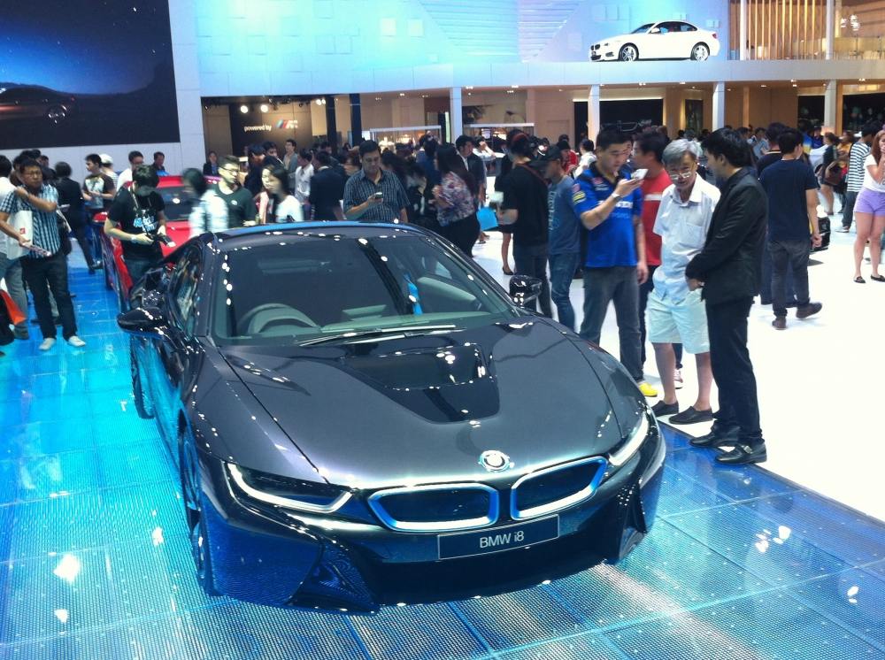 ปีนี้มอเตอร์โชว์คนน้อยครับ  คงเป็นจากหลายๆเหตุ  ลากันด้วย bmw i8 คันนี้คร้าฟ ฝันดีมีตังใช้ :grin: :c