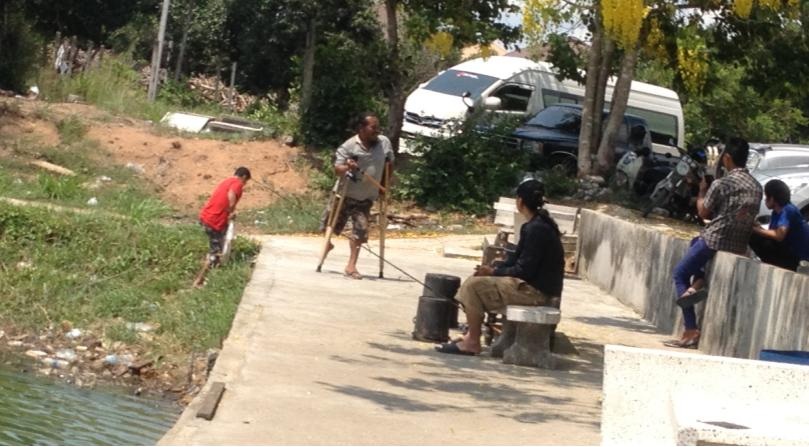 ทางนี้ก็ใจ รักในการตกปลา ใจสู้จรืงๆครับ.. ผมถ่ายตอนน้าเขา
อักปลาไม่ทันครับ กะจะถ่ายคลิปมา .. :laugh