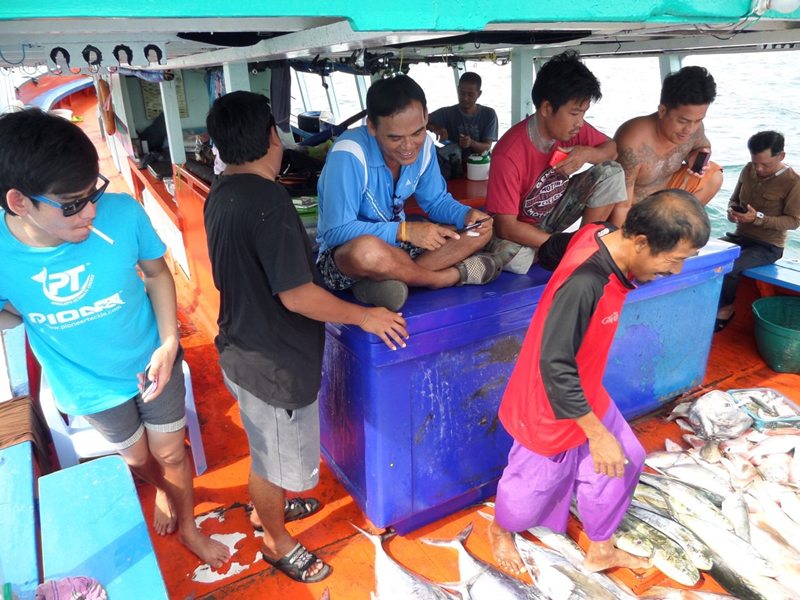ประทานโทษนะครับ ที่คาบบุหรี่ ไม่สุภาพเลยครับ  :prost: :prost: