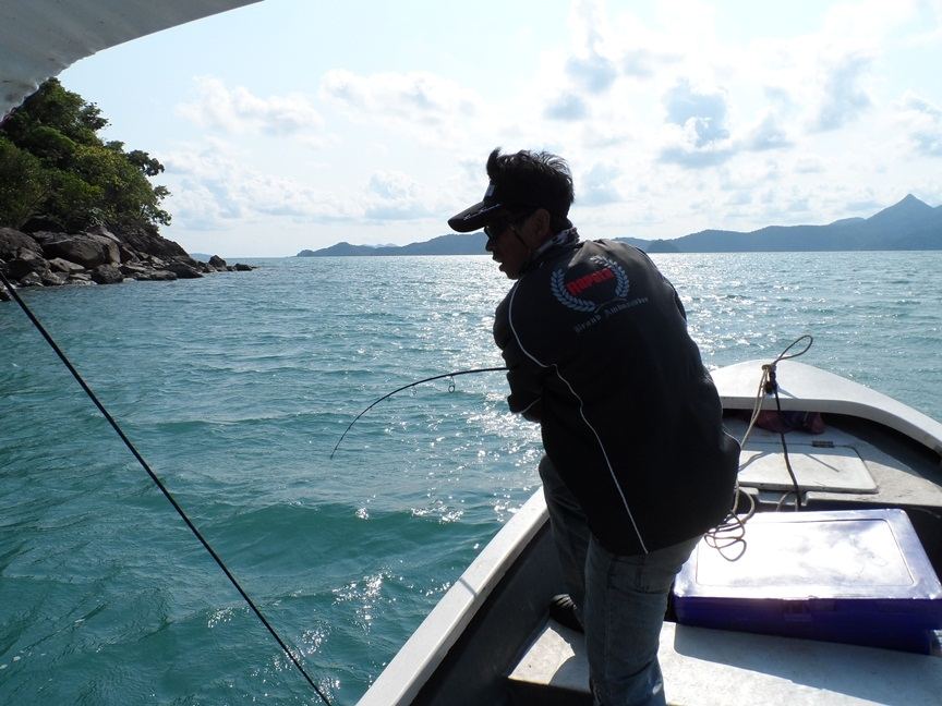 คราวนี้อยู่ครับ ปลาพามุดๆ เราก็จะรอจังหวะถ่ายรูป สุดท้ายปลาพาสายไปรอดหินใต้น้ำจนได้  :laughing: :lau