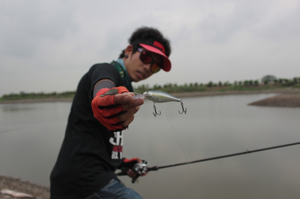 ตัวนี้ครับ น้ำพอเหมาะๆๆๆๆๆ RAPALA SR 7 ALB.................... :love: :love: :love: :love: :love: :l