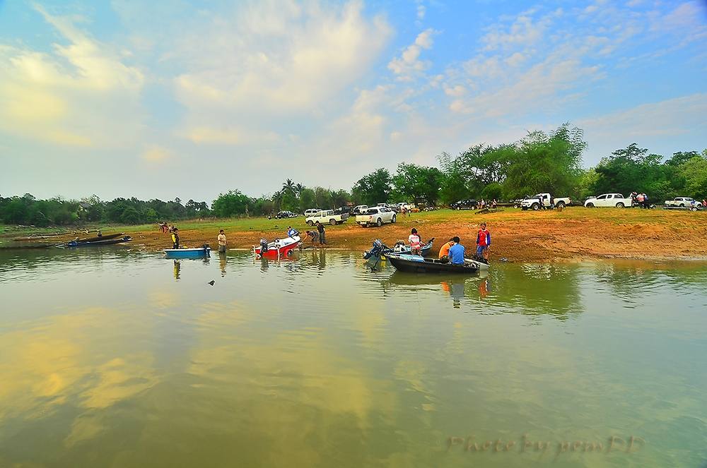 เช้าแล้วครับวันใหม่พร้อมลุย วันนี้เรือมากันเพียบบบบบบบบบบบเรือใหญ่ๆเขาไปถึงหมายหมดแล้ว เหลือแต่ลำเล็