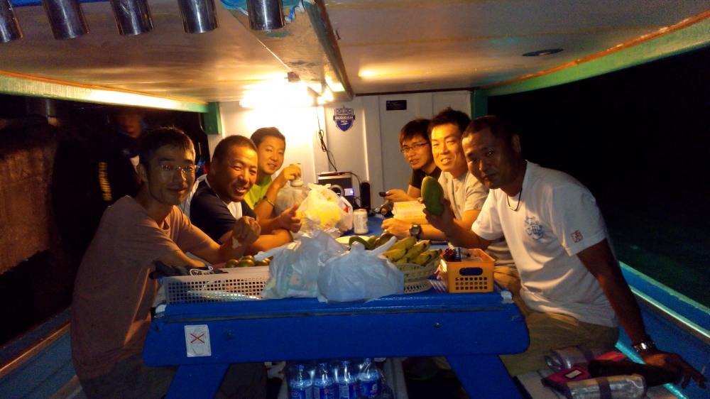 พร้อมออกเดินทางจากท่าเรือทับละมุ กับเรือ ส.รุ่งศิริทรัพย์ ฟิชชิ่ง โดยไต๋สายัณห์ครับ ทริปนี้ลงเรือคืน