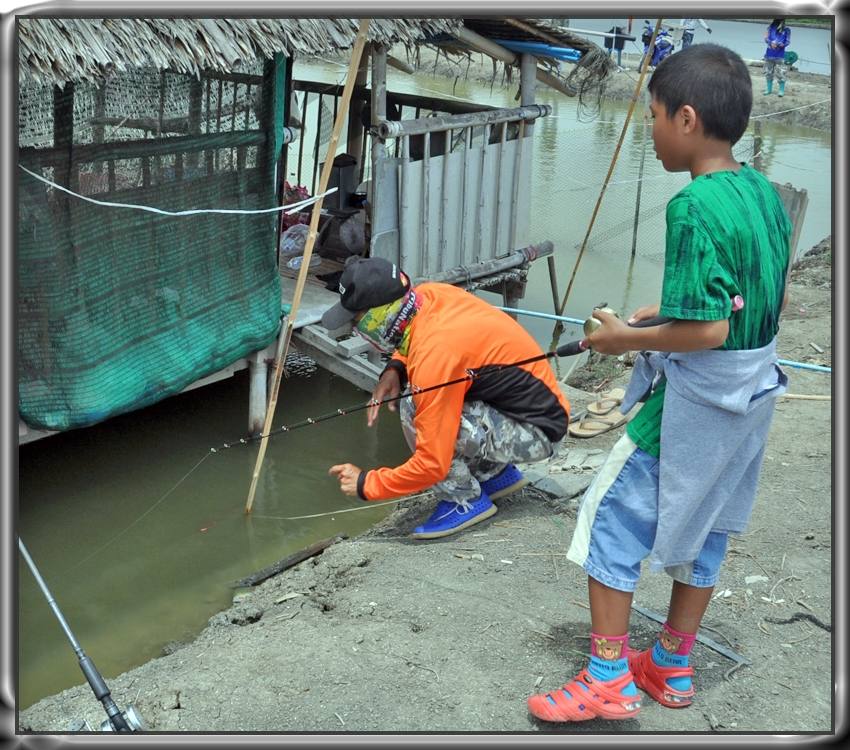 ลูกหาของเล่นให้พ่อ family fishing...
 :grin: :laughing: :laughing: :laughing: :grin: