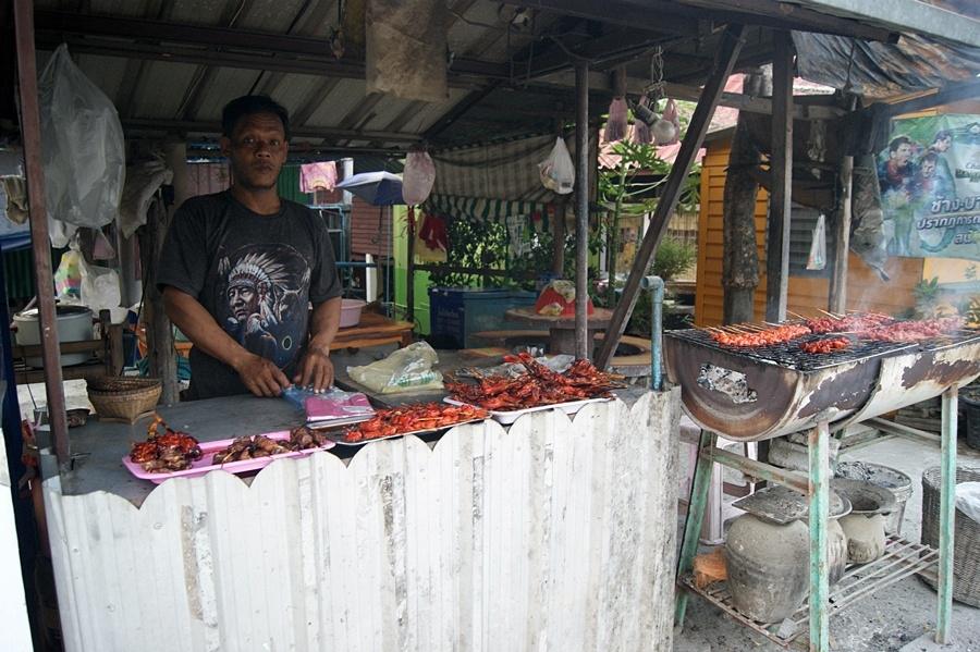 ร้านนี้ ร้านประจำเลยครับ " ไก่ย่าง แดงแปร๊ดดดดดดดดดดดดดดดดดดด " :laughing: :laughing: :laughing: :