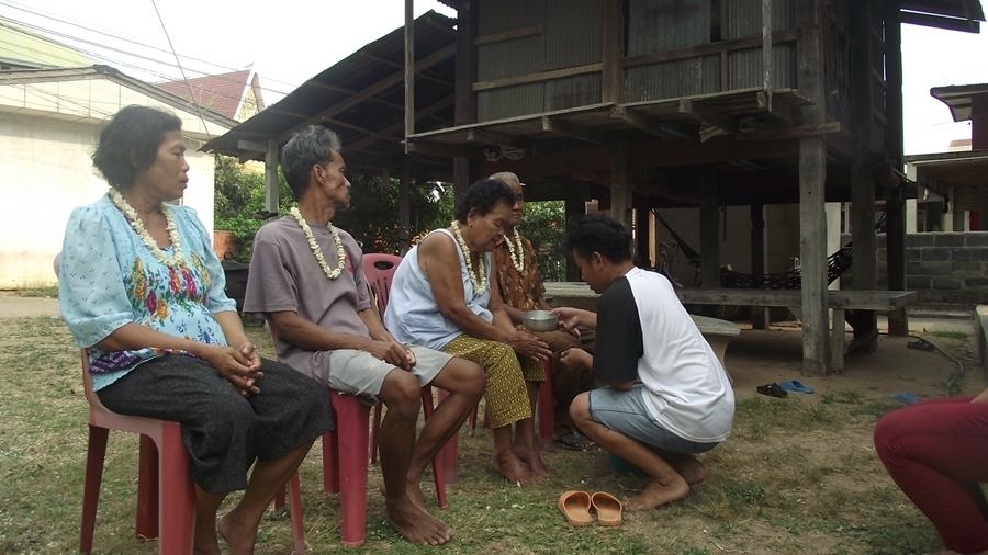  [b]สิ่งสำคัญ ในการกลับบ้านครั้งนี้  ประเพณีที่สืบทอดกันรุ่นต่อรุ่น   พิธีรดน้ำดำหัวผู้ใหญ่  นับวันย