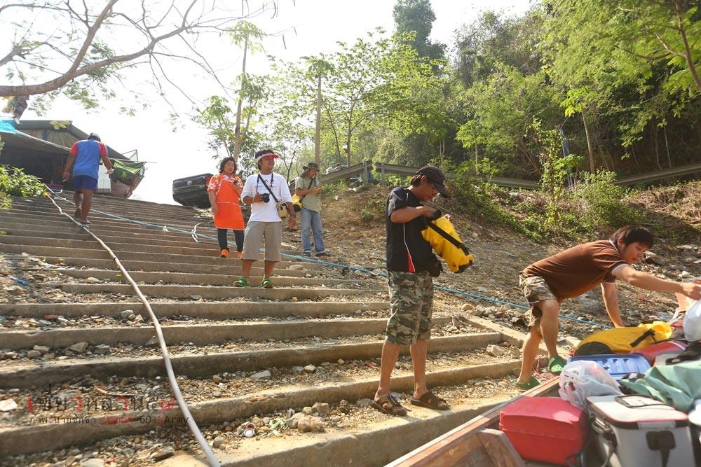 อุปกรณ์ และเสบียงสำหรับอยู่ที่นี่อีก สามสี่วันถูกขนลงเรือ

อย่างรีบเร่ง เ พื่อให้ทันออกเรือไปตกปลา