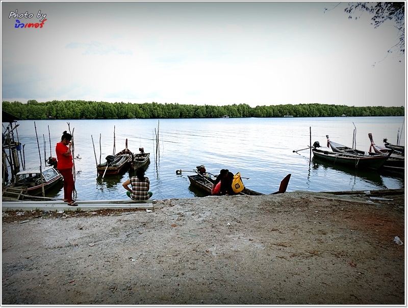 
 [b]16.00  น.

เราถึงท่าเรือโดย สวัสดิภาพ อยู่ครบทั้งกายและใจ 

และมีรอยยิ้ม สวนเส-เฮฮา ตลอดเส