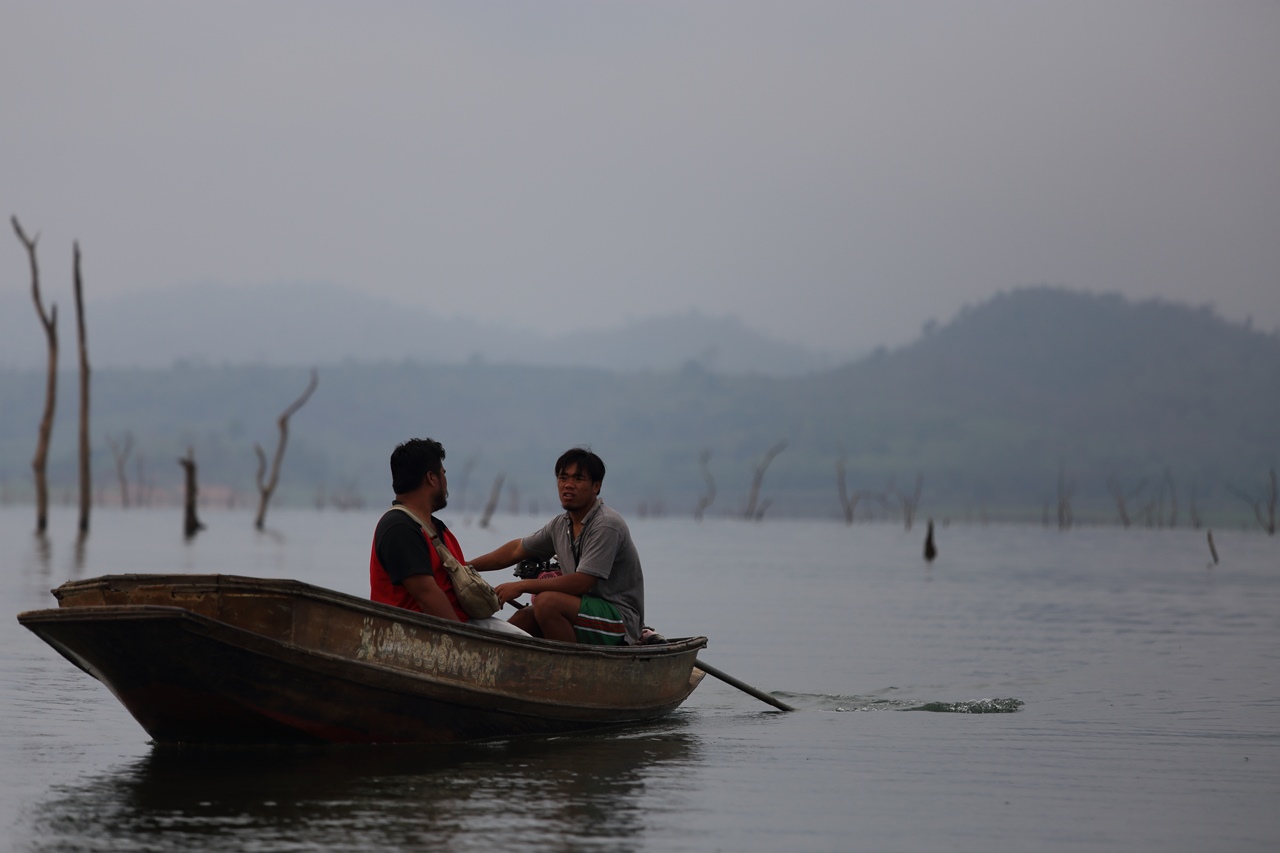 [b] นั่งปรึกษาหารืออะไรกันมาบนเรือ พอมาถึงแพก็ได้ความว่า กับตันยิ้มขอขึ้นไปเที่ยวสงกรานต์ที่หมู่บ้าน