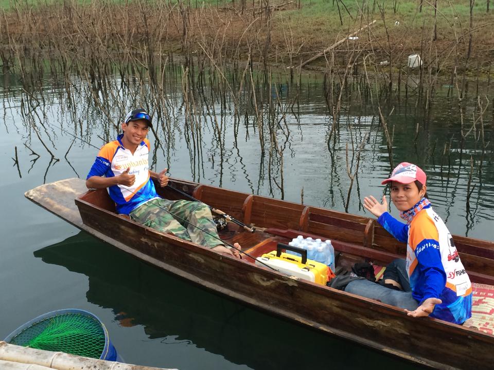 รองประธานของทีม นั่งหัวเรือ อีกคนคือโปรมือหนึ่งของทีมผมเลย โปรเจ๋ง แห่งสุพรรณบุรีเลย 5555 :grin: