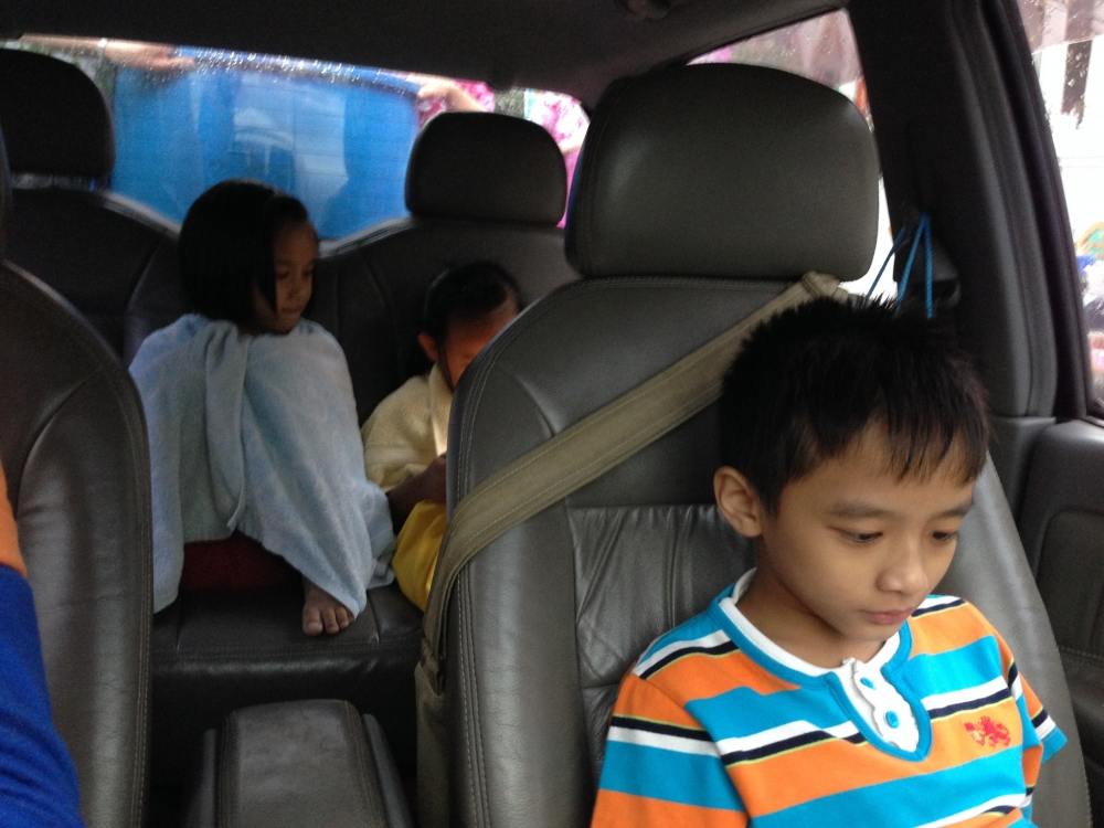 เด็กๆเล่นพักเดียวสั่นกันหมดต้องหลบมาในรถ :laughing: :laughing: