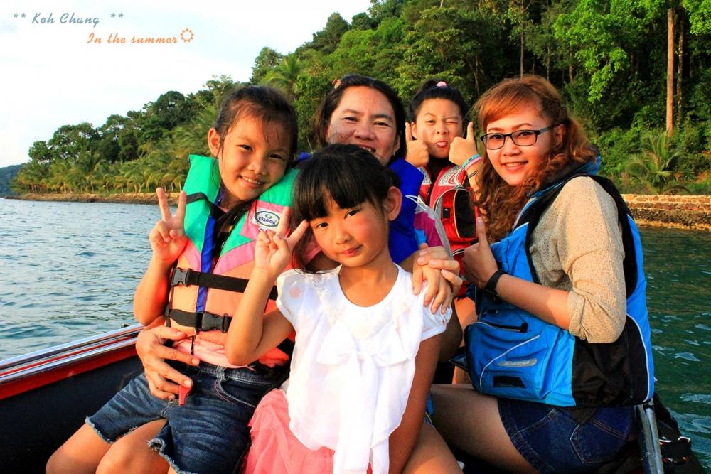 มีเวลาเหลือ นิดหน่อย เลยพาสาวๆ นั่งเรือข้ามฝากไปชมพระอาทิตย์ตกดิน จากมุมมองเกาะพร้าวใน 