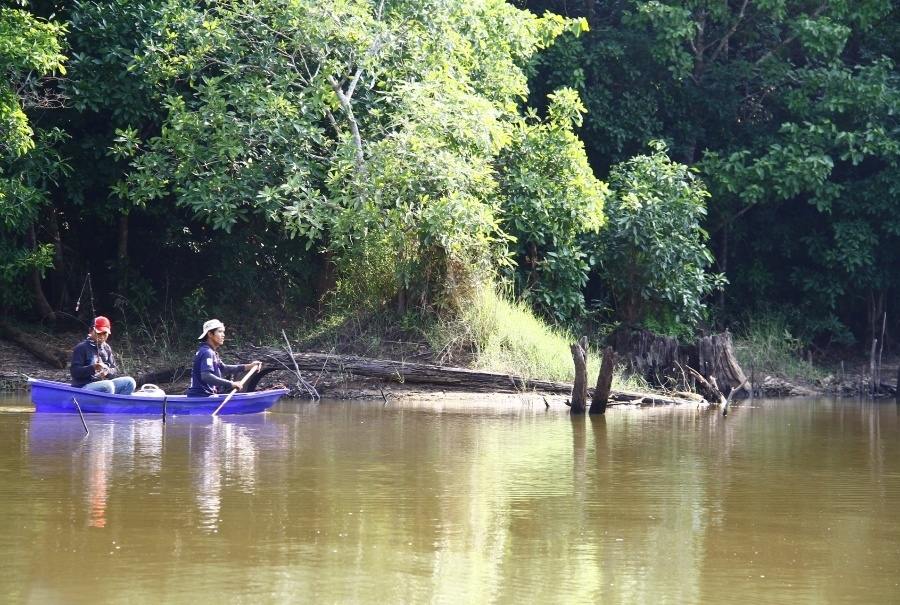 


เรือลำนี้ที่ผมลงประจำ วันนี้มาลงอีกลำ มองย้อนกลับไปดู เรือลำเล็กๆยังงี้ก็กล้าลงเนาะ คนเรา  :fl