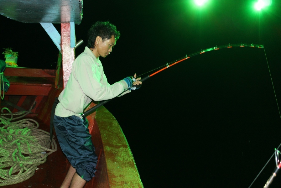 เดินไปแซวท้ายเรือแปบเดียว คันผมปลากินวิ่งมาไม่ทัน โดน แฮบ  :laughing: :laughing: :laughing: :laughin