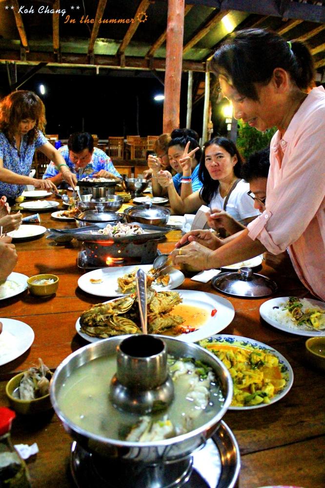 มื้อที่ 2 กับ 4 ครอบครัว วัตถุดิบ 90% เราไปหามาเอง สรุปอิ่มแปล้ เลยเชียว  :laughing: :laughing: :lau