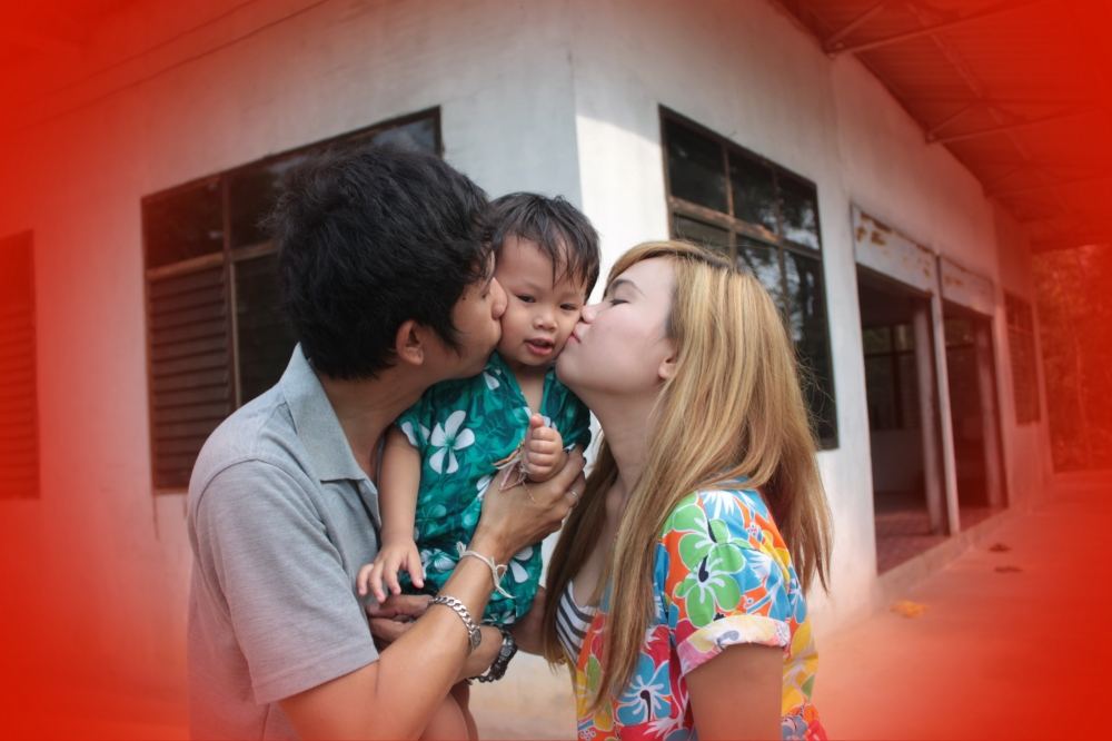 ขอหอมหน่อยน่า...ลูกรัก  ผมขอโชวรูปลูกและ ภรรยาผมหน่อยนะครับ......กระทู้นี้ครับ.......ขออภัยด้วยนะครั