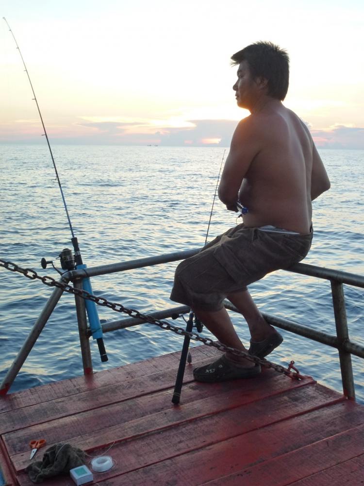 คนนี้ครับ ชื่อสุเทพ จุมโพ่ประจำเรือ อารมณ์ดี ชอบร้องเพลงแหล่ รู้หมายแถวนี้ดีเพราะเคยเป็นไต๋เรือโดมมา