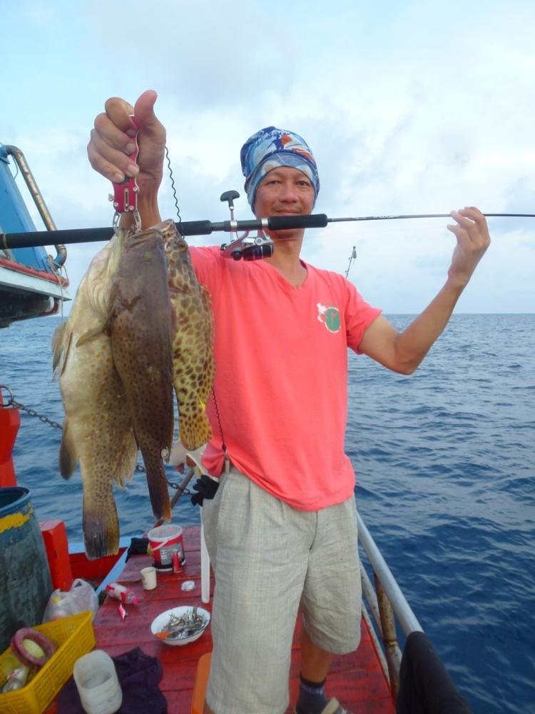 ตื่นเช้าขึ้นมาก็พบว่าไต๋พาเรือมาจอดตรงหลุมปลาเก๋าครับ อันนี้นี่ 3ตัว2โล (รูปคันเบ็ดที่อยากเห็นแบบนี้