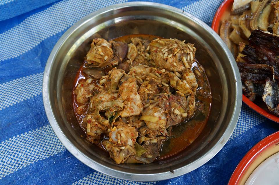 หน้าตาถือว่าผ่านครับ กับ หลามไก่ใส่หัวปลีกล้วยป่า :umh: