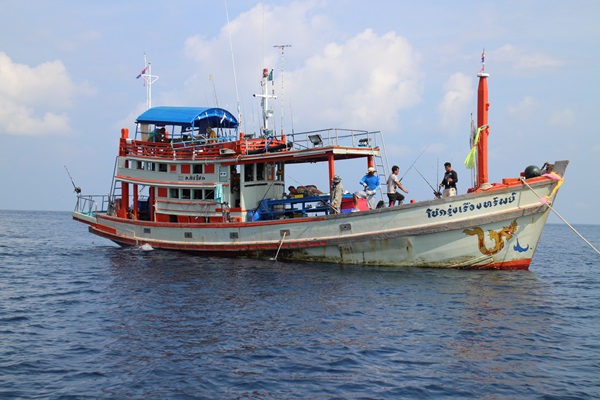 มาถึงดอนใหม่เจอเรือไต๋ฮก ตามมาติดๆพาเพื่อนๆมาจากตกเก๋าถ่านรึสีทองแน่ๆ รอกไฟฟ้ารอบลำ :grin: