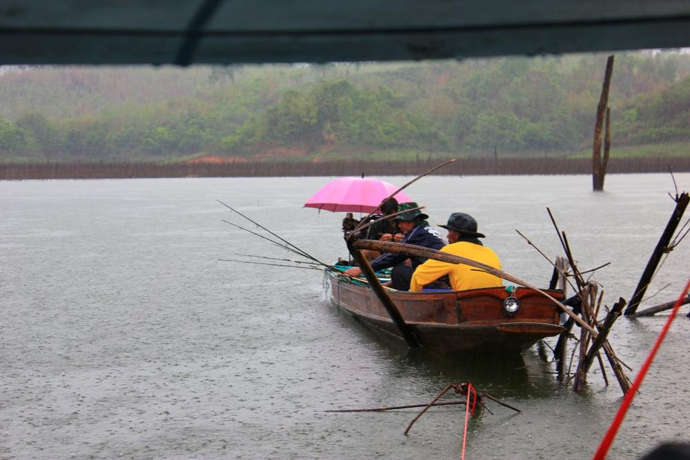 ตากฝนตกปลากันอยู่จนห้าโมงเย็น
 
ก็สมควรได้เวลากลับแพพักไปทำอาหารทานกันแล้วครับ