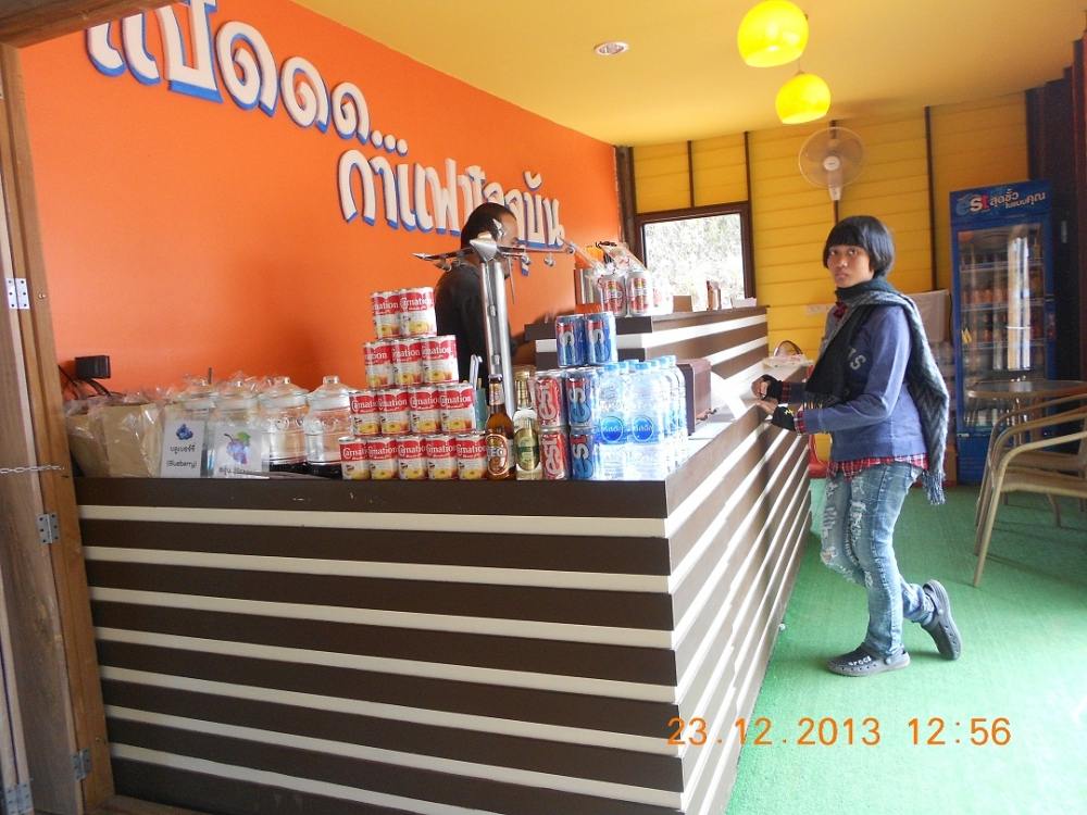 ด้านในมีร้านอาหารบริการ  มีหลายเมนูแนะนำนะคะ  นี่ขนาดว่ายังเปิดไม่เต็มที่  :umh: