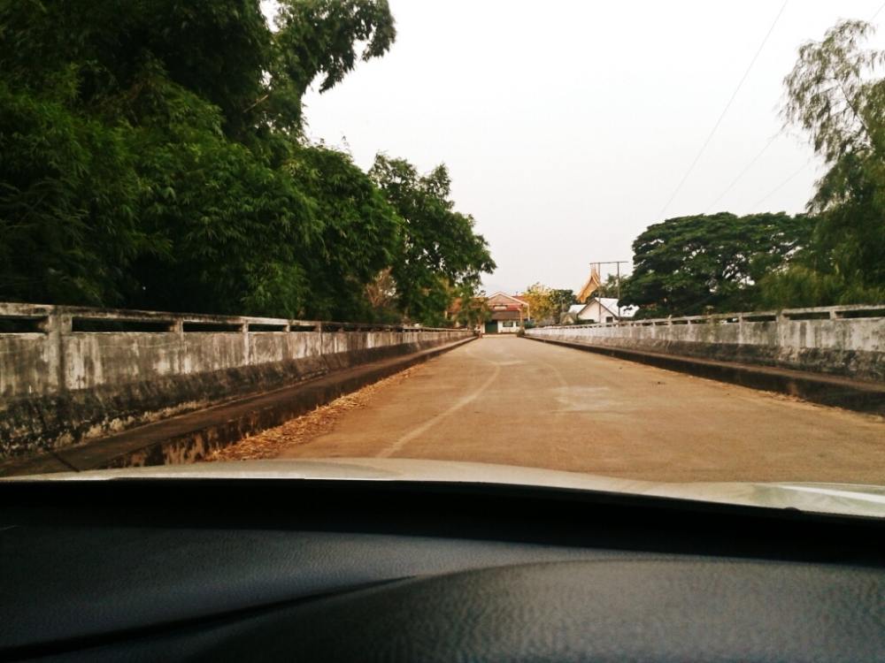 จากถนนใหญ่  ลัดเลาะเข้าทางหมู่บ้าน  ผ่านสะพานแห่งหนึ่ง  ที่ซึ่งผมมองข้ามคิดว่าไม่มีอะไรดีกว่าจุดหมาย