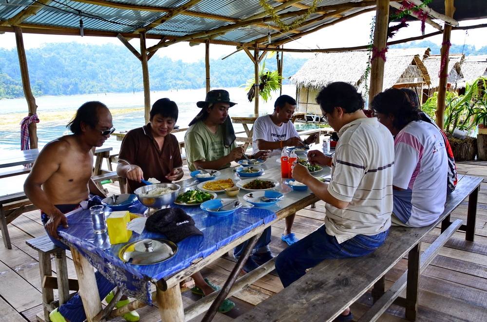 มาถึงก็ไม่ต้องพูดร่ำอะไรให้หิวเลย ครับ หม่ำกันก่อนอิ่มกันไว้ก่อนเรื่องตกปลา ค่อยว่ากันรอบบ่ายครับ  
