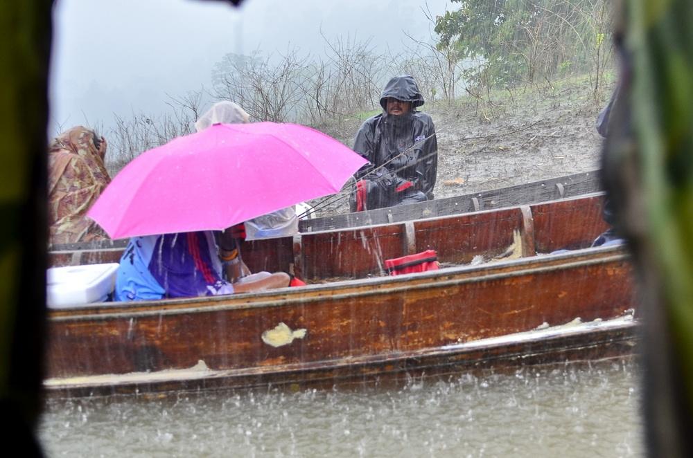 ประมาณบ่ายโมงกว่าๆ ในป่าดงดิบแบบนี้เรื่องฝนฟ้าต้องทำใจครับ นึกอยากจะตกก็ตก เที่ยงๆแดดยังเปรี้ยงๆอยู่