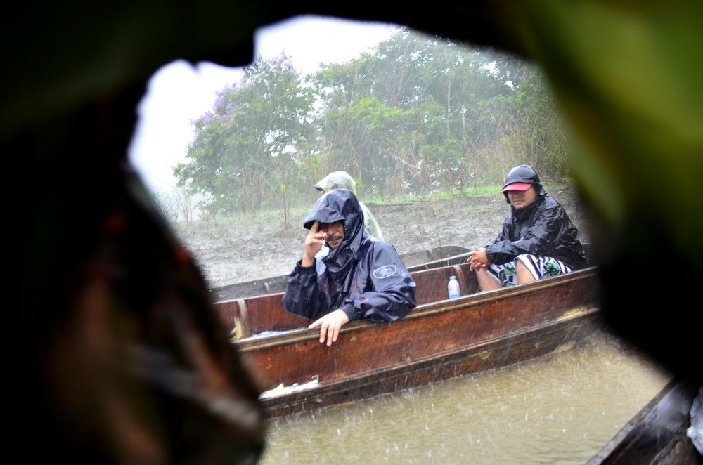 คนแก่คนหนุ่ม นั่งตากฝนร่วม2ชั่วโมงครับ คนเดียวที่ไม่มีเสื้อฝนคือพี่เปิ้ล แกบอกไม่หนาวเลย เริ่มชินแล้