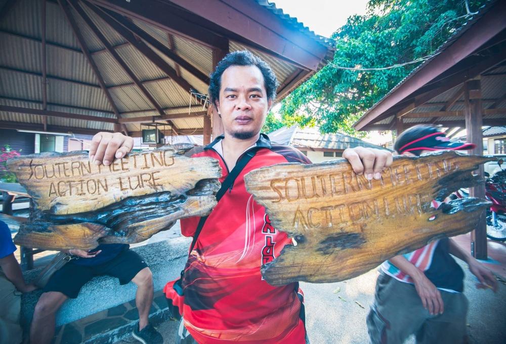  [b]อีนังกุล มาพร้อมกับป้ายชื่องานที่อุตสาห์ หาไม้จากทะเลมานั่งแกะ เองกะมือปีหน้าเอาแผ่นใหญ่ๆหน่อยนะ