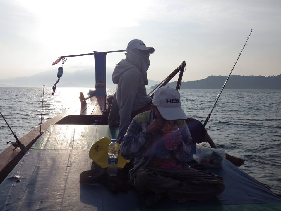         

     แสงแรกยามเช้า  ที่จริงแล้วเราต้องเข้าฝั่งกันตั้งแต่ 6.00 โมงเช้าแล้ว  แต่ไต๋ติดลม แ