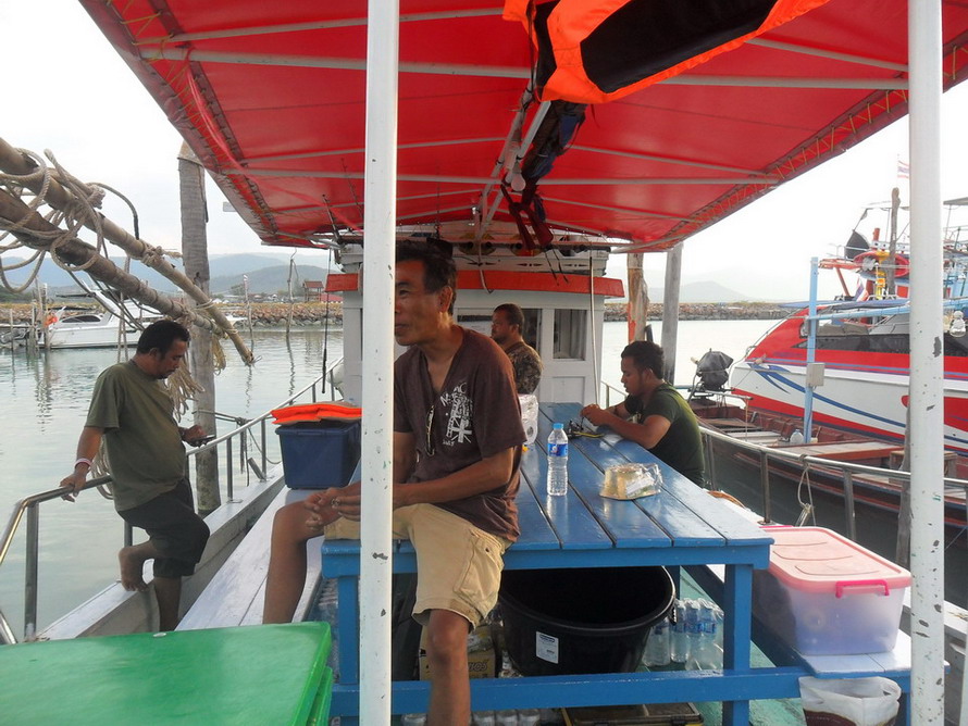 เราลงเรือกันที่บ้านปลายแหลม ห่างจากเกาะพงันนิดเดียว 

ฃึ่งเราจะไดหมึกกันที่หน้าหาดริ้น  :love: :lo