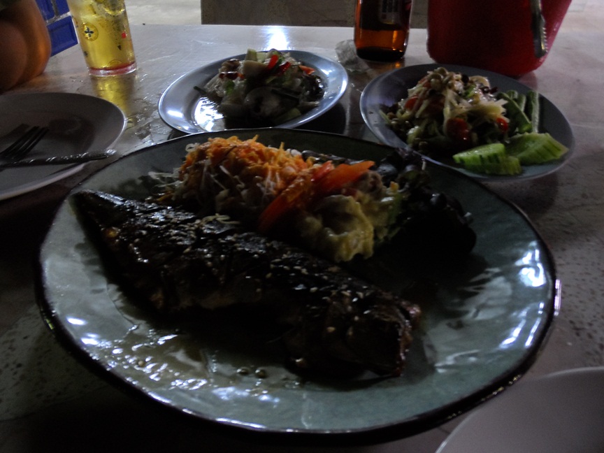 มื้อเย็นก็แวะหาเมนูลองท้อง กันก่อนครับ พร้อมกับคุยถึงทริปต่อๆไป ว่าจะไปแถวไหนกันดี  :laughing: