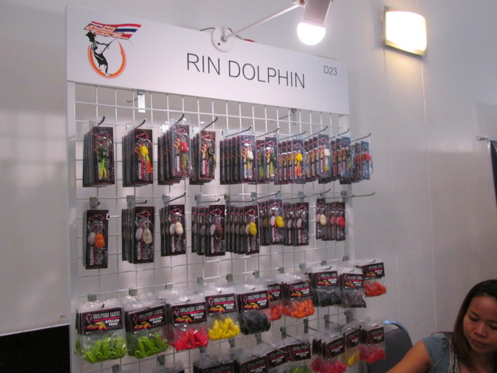 เดือนผ่านมาเจอบูทของ ‎Dolphin Lure  กบยางกอลลั่มซึ่งหมานและมีชื่อเสียงมากในเฟคบุ้คครับ
วันนี้