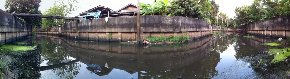 คลองตอนเย็นหลังบ้านน้ำลงและมีน้ำเสีย