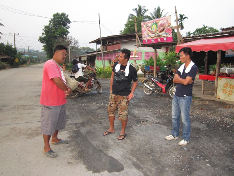 ++เดินทางมาถึงร้านขายหมูทางเข้าบ้านพี่โต้ง และแล้วระหว่างรอพี่โต้งหนวดโค้งกับน้าทีหนวดงามก็มาเจอะเจอ