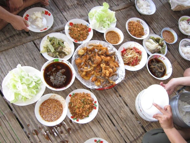 ++มื้อเที่ยงระหว่างพี่โต้งลากแพกลับกาดำชุบแป้งทอด ลาบกาดำ แจ่วไส้ขมกำ++ :umh: :grin: :grin: