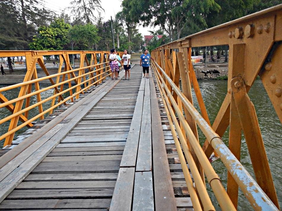 
 [center]สะพานนี้จะเดินข้ามไปทางด้านที่เป็นเกาะกลางทะเลครับ[/center]

