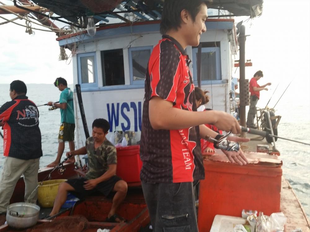 ฟ้าสว่างแล้ว
ทุกคนก็ยังสนุกกับการตกปลาเล็กครับ