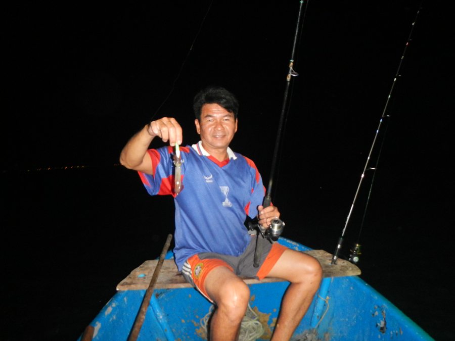 

   ลงเบ็ดใว้แล้วก็หาน้องหมึกต่อครับ..