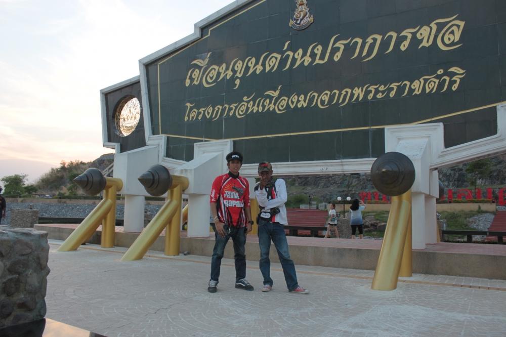 ถ่ายภาพความประทับใจ หน้าป้ายเขื่อนอีกครั้งนะครับ......BELL_YUTYA &  RAPALA Team  ขอฝากเนื้อฝากตัวด้ว