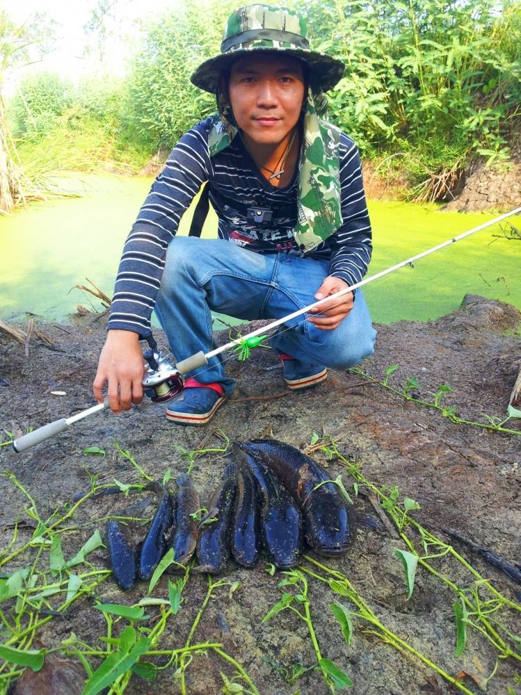 2 ตัวใหญ่ ฝั่ง ขวามือ นั้น ฝีมือ น้าโหน่ง เค้า   ส่วนที่เหลือ 5 ตัวจ๊อดๆ นั่นหนะ  ฝีมือผม  555  ได้เ