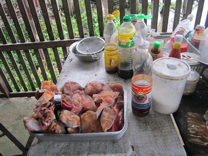 เนื้อปลาที่เตรียมไว้รอให้น้ำเดือดจัดๆก่อน :cheer: :cheer: :cheer: :cheer: :cheer: