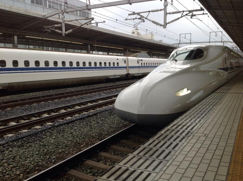 ด้านนอกครับ รถไฟหัวกระสุนที่ล่ำลือกัน :smile: