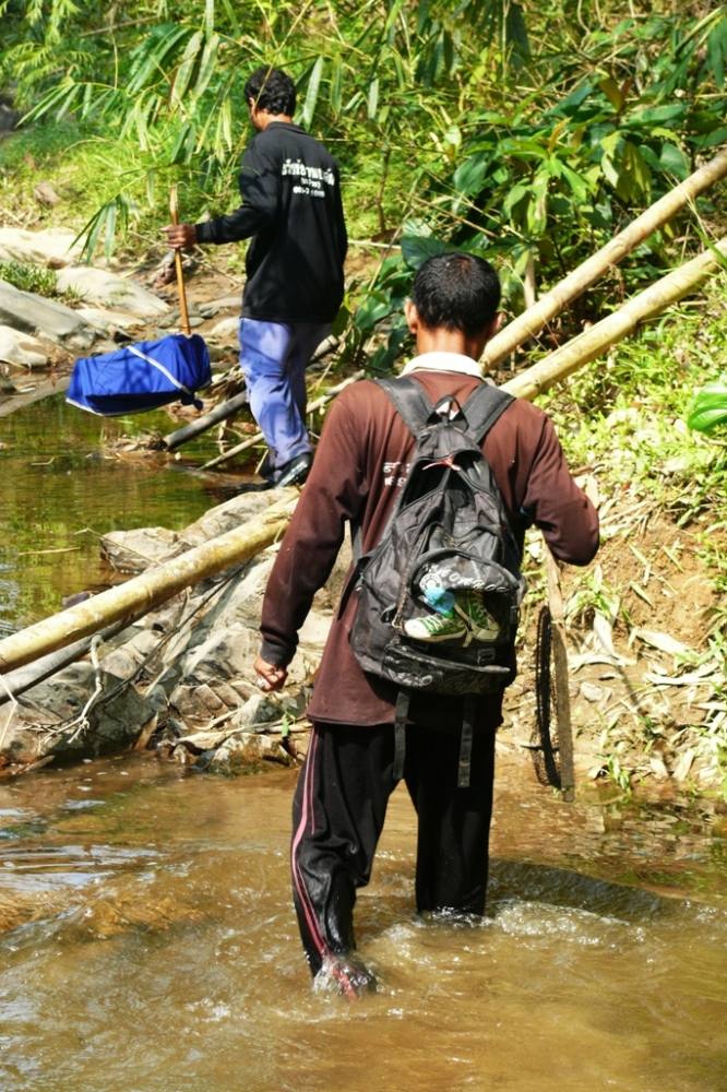 

 [center]ที่ถือในมือชายเสื้อแดงใช้ดักอะไร ใครรู้บอกผมทีครับ[/center]

