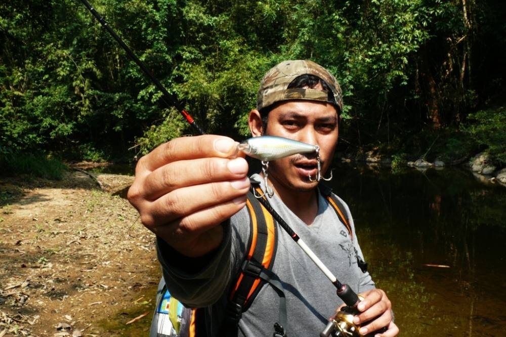 

 [center]มาถึงแอ่งน้ำลึกตรงนี้ ของัดเอาเทพอมตะ  [b]Rapala Shad Rap 5 cm ALB[/b] ออกมาใช้สะหน่อย[