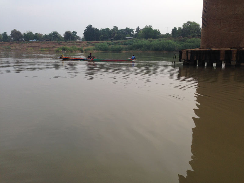 

                                                   ช่วงเย็นๆจะมีเรือมาต่อคิวลอยข่ายกันเป็นแถว :c
