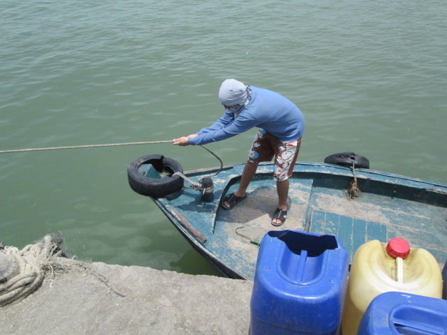 อันนี้น้องที่รับมาจากตัวเมืองนะครับ...ไม่ใช่คนเรือที่มารับ

แต่ต้องช่วยๆกัน....เวลาเหลือน้อย ต้องร